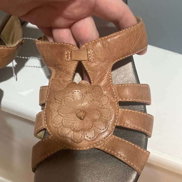 CLARKS Bendables Leather Wedge Sandals tan color Women's Sz 10M adorable flower - Picture 6 of 16